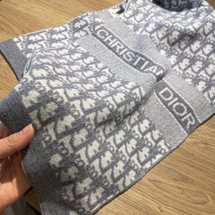 Classic autumn and winter knitted scarf