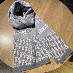 Classic autumn and winter knitted scarf