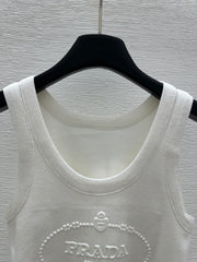 Solid color round neck letter embossed knitted vest