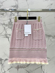 Contrast color knitted sleeves