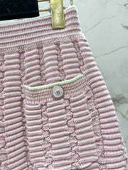 Contrast color knitted sleeves