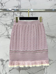 Contrast color knitted sleeves